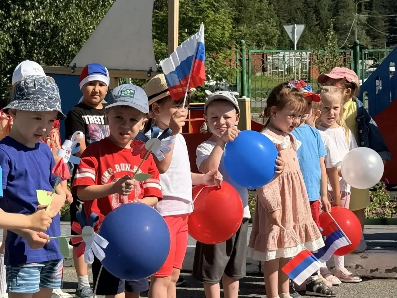 Я ❤️Россию

Сегодня, в солнечный предпраздничный день, воспитанники дошкольных  групп детского сада 