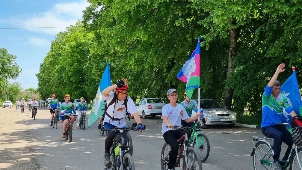 🚴‍♂️ Послание потомкам в капсуле времени пересекло Кавказский район   🤝 Две группы велосипедистов — 