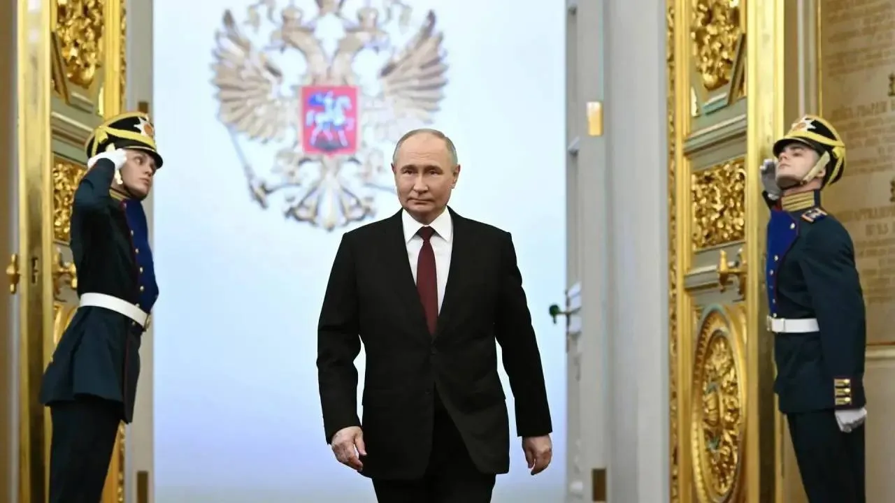 Бату Хасиков поздравил Владимира Путина с Днем рождения