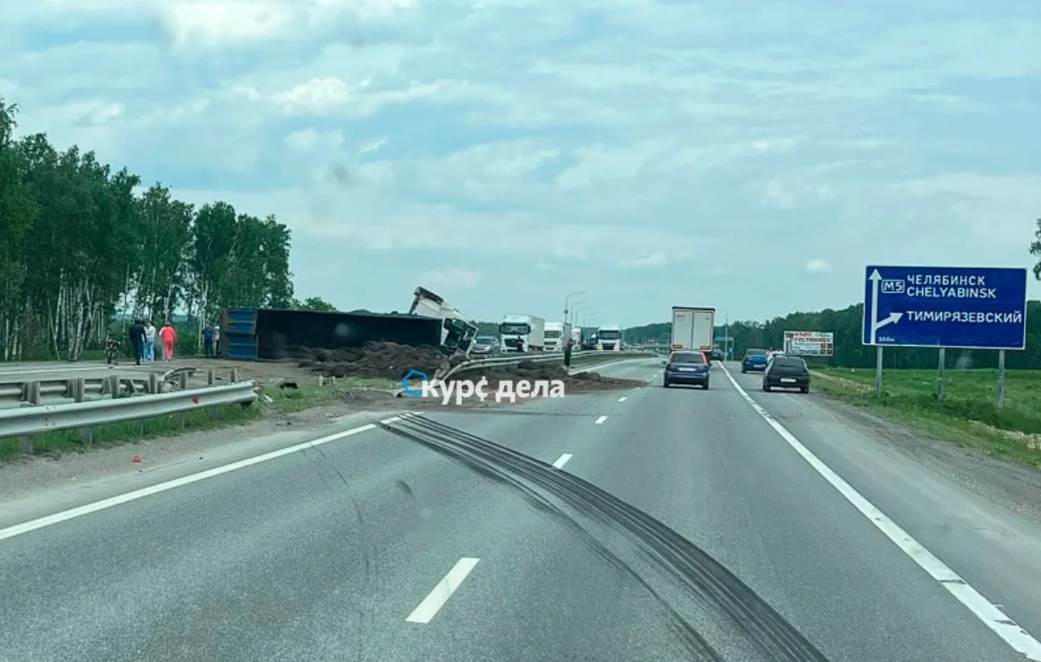 ⚡️ Грузовик перевернулся на трассе М-5 под Челябинском   По данным очевидцев, грузовик SCANIA ехал в