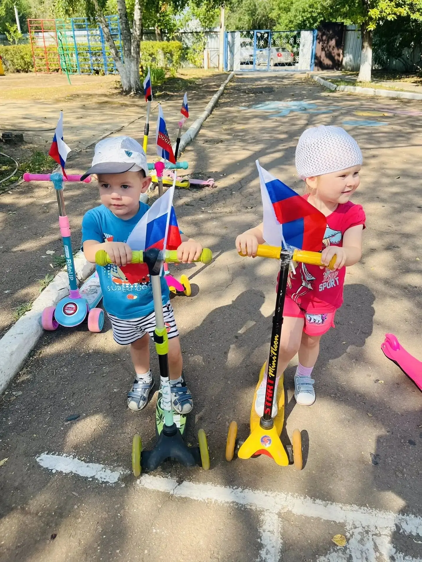 Маленькие россияне под большим флагом! 🇷🇺✨