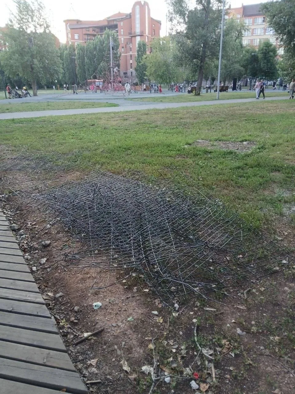 Ребёнок распорол щеку об ограждение на набережной в Оренбурге