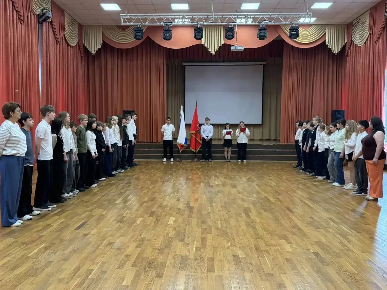 🇷🇺Наша неделя традиционно началась с торжественной церемонии поднятия Государственного флага Российс