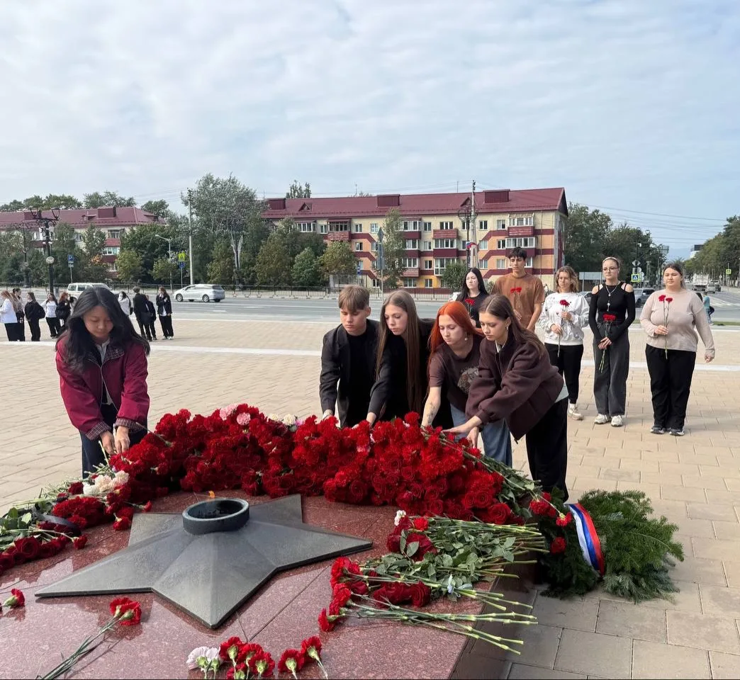 ⭐️ Наши студенты почтили память героев, возложив цветы к Памятнику искусства региональн...