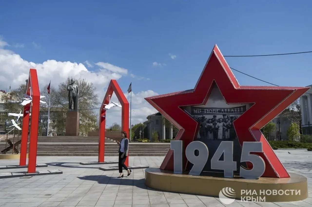 🇷🇺 Крымская столица готовится встретить День Победы  Улицы Симферополя оформили тематическими инстал