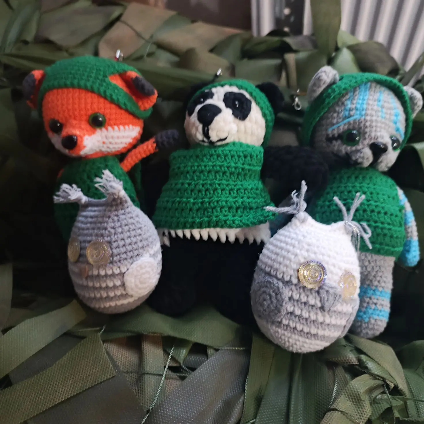 Когда мама — рукодельница с большим сердцем

Собирая очередную партию помощи на СВО  наша мама перед