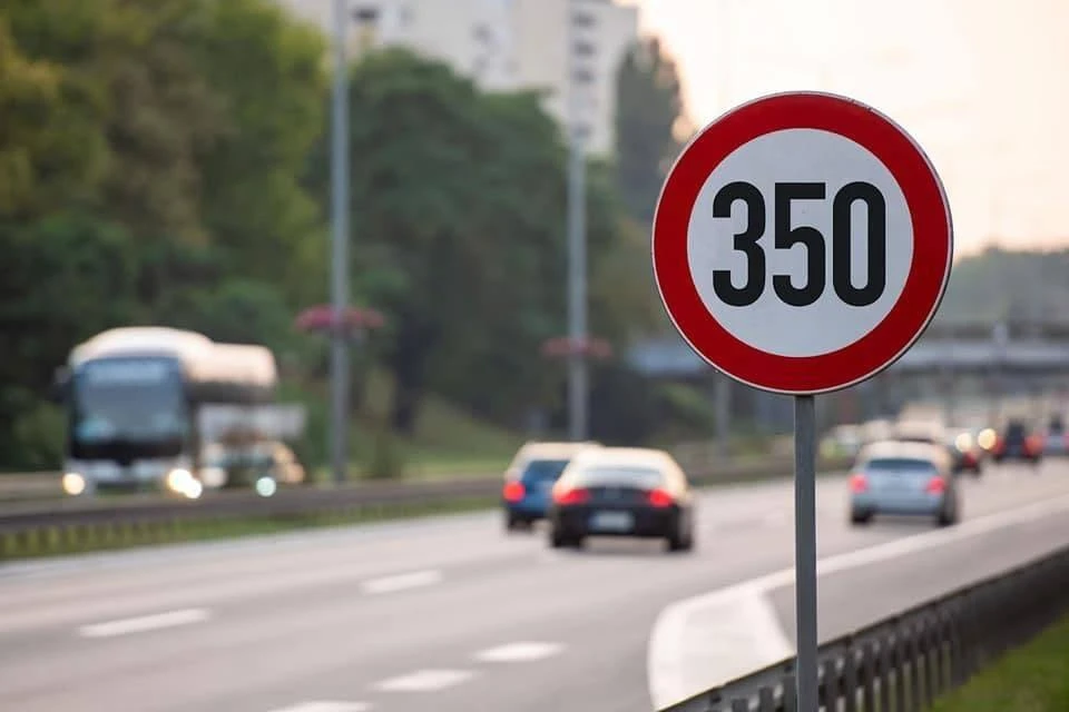 В Германии ограничения скорости на автобанах 350 км/ч.