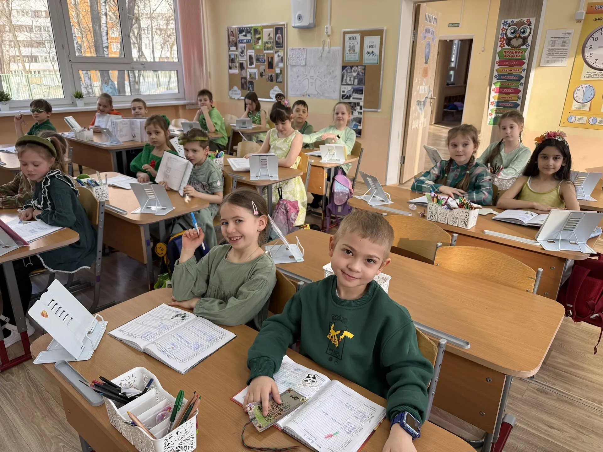 Последний день четверти у ребят из 2Э по традиции цветной. 💚 И, конечно, в начале весны этот день - 