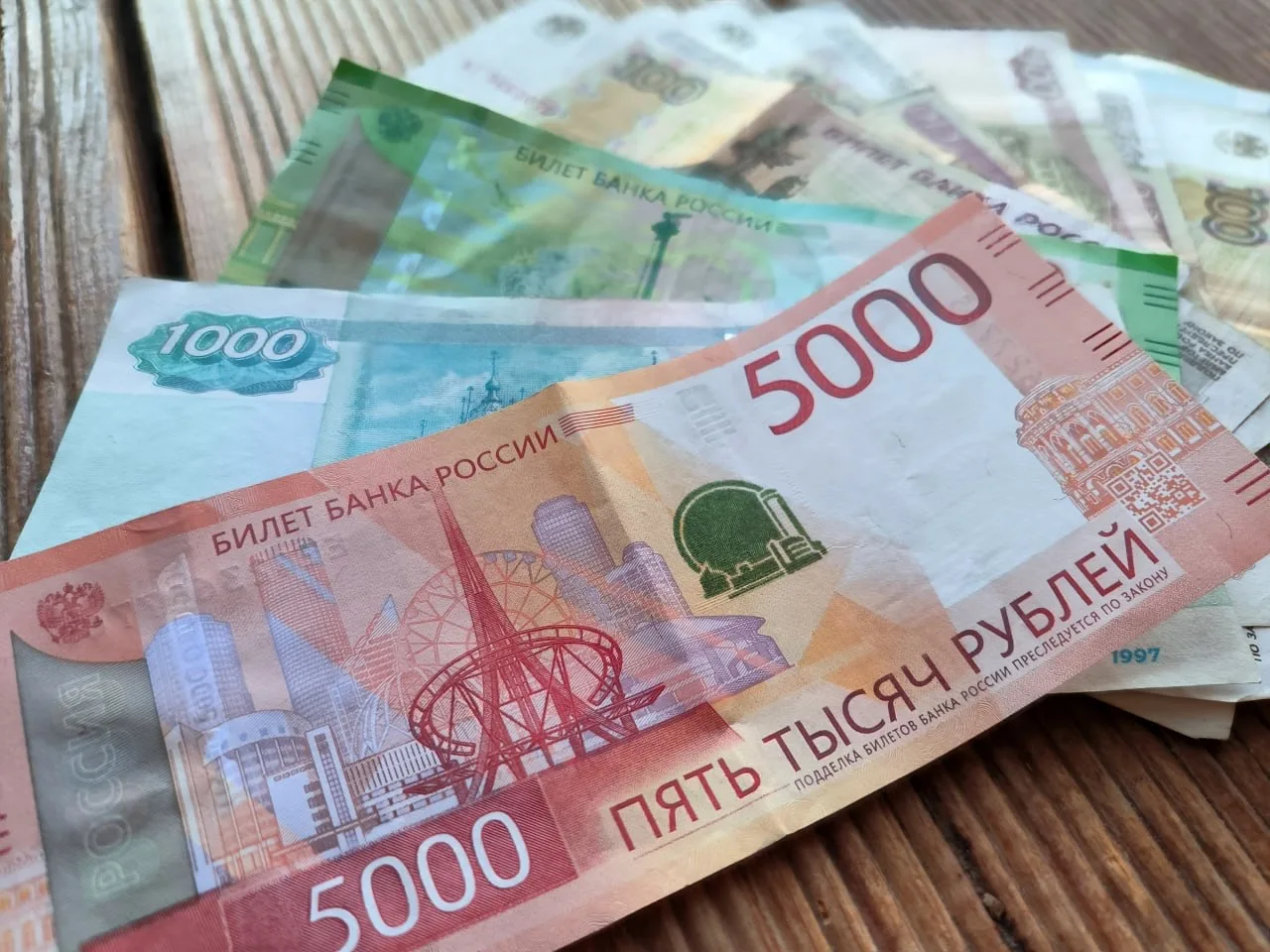 Почти треть россиян не хотят сдавать деньги на подарки коллегам