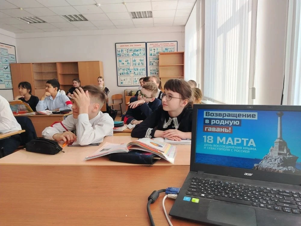 📚✨ В нашем лицее прошли классные часы, посвященные Дню воссоединения Крыма с Россией. 🇷🇺❤️  На мероп