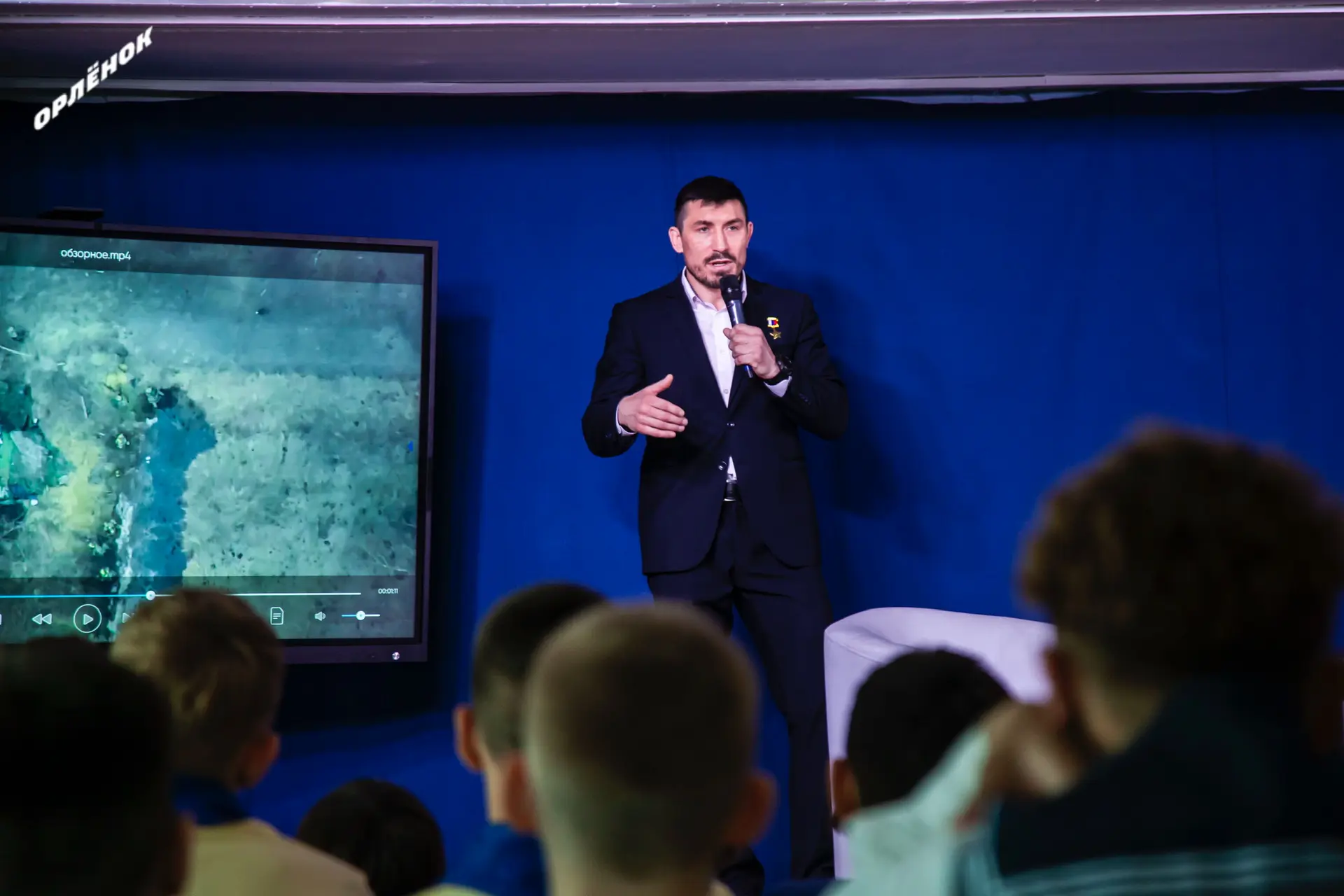 Всегда идти вперёд и становиться сильным 💪  В «Орлёнке» девчонки и мальчишки встретились с Героем Ро