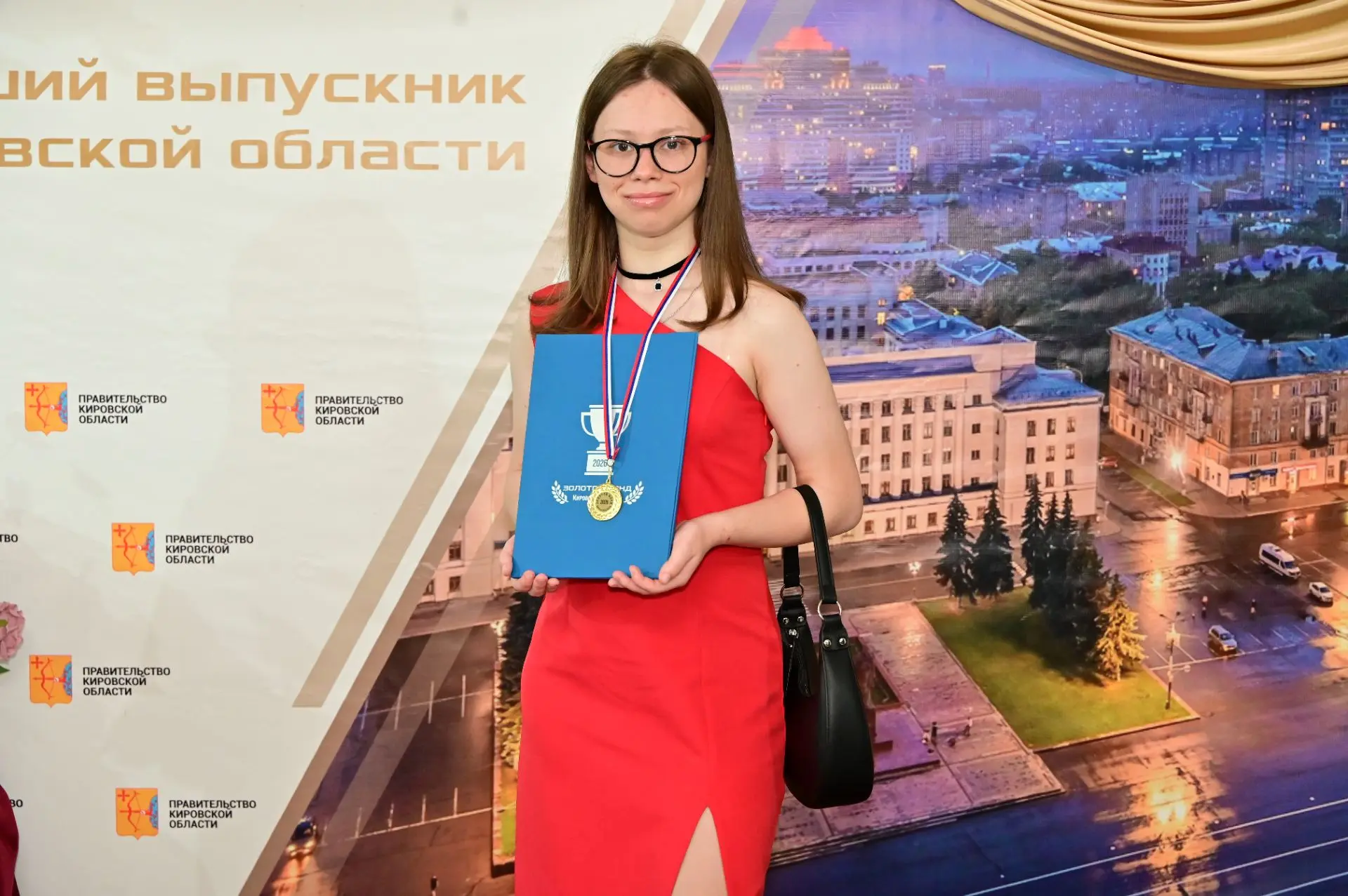 Памятные медали вручили выпускникам «Золотого фонда» Кировской области

Во Дворце культуры «Родина» 