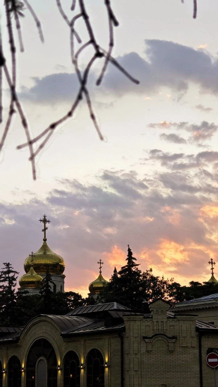 Нас манит даль непройденых дорог,