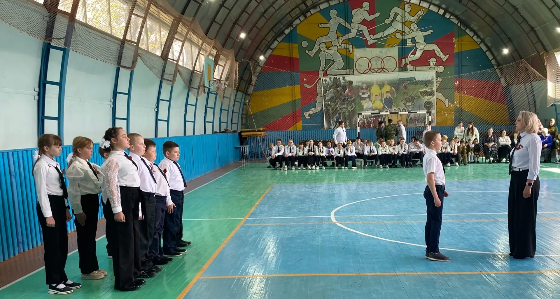 Сегодня в Истошинской школе прошёл смотр‑конкурс строя и песни, посвящённый 81‑й годовщине Дня Побед