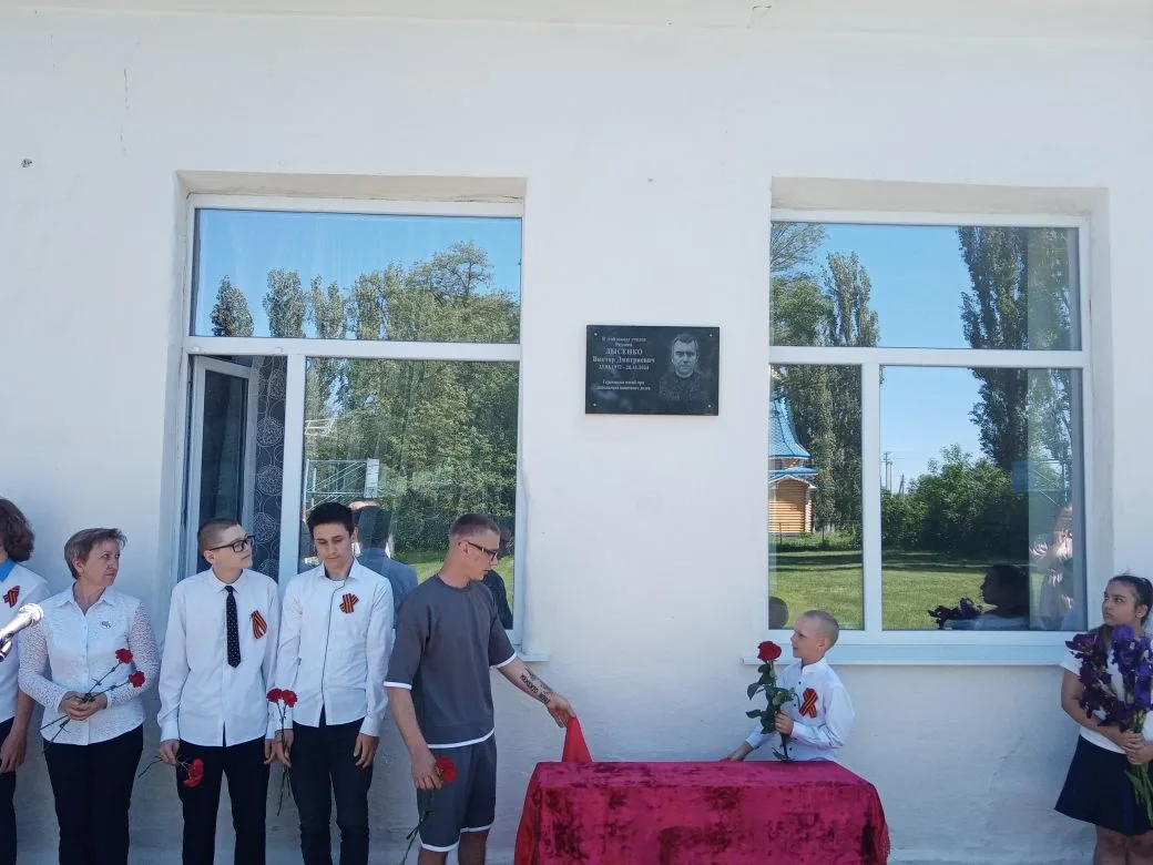 Сегодня в нашей школе состоялось торжественное открытие мемориальной доски Виктору Дмит...