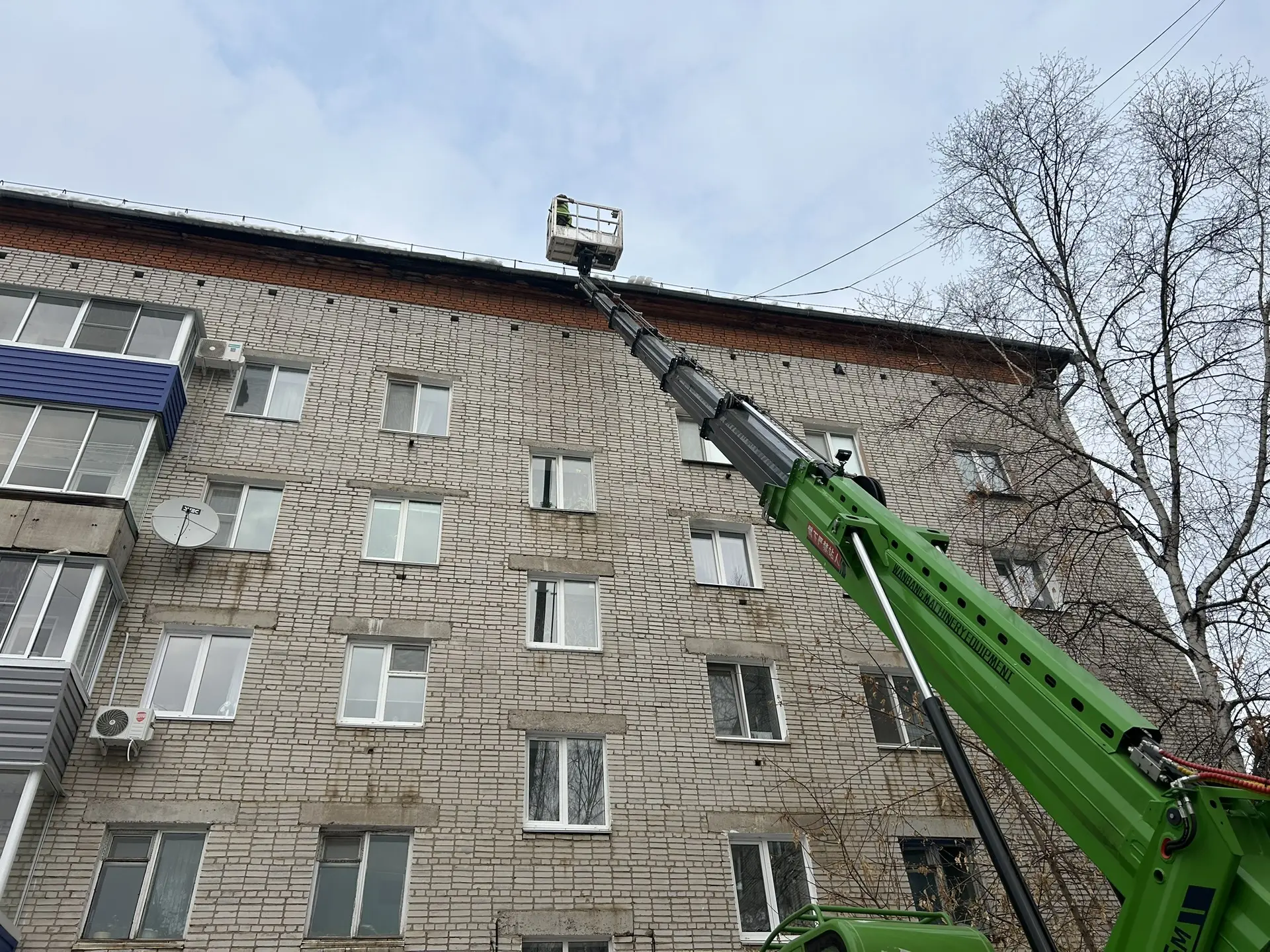 🧹 Продолжаем очистку кровель от снега и наледи!

Чтобы избежать травм, просим вас соблюдать простые