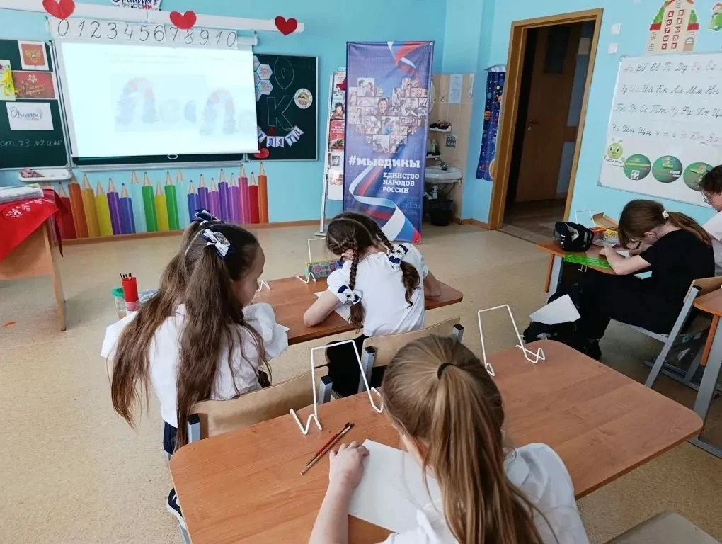 К Дню славянской письменности и культуры во 2 и 3-х классах прошёл мастер-класс "Буквица",который пр