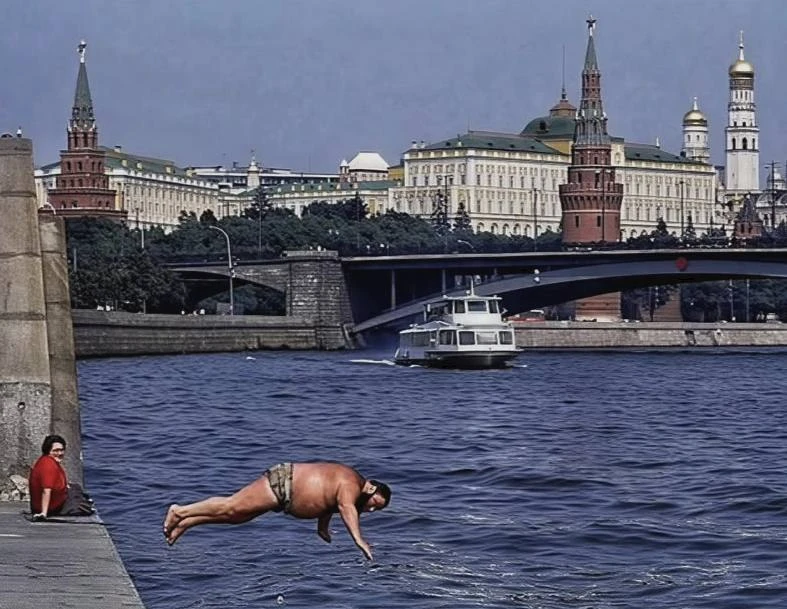 Напоминаем, что в Москве жара +30, а значит, что в голове будут мысли в духе «а может н...