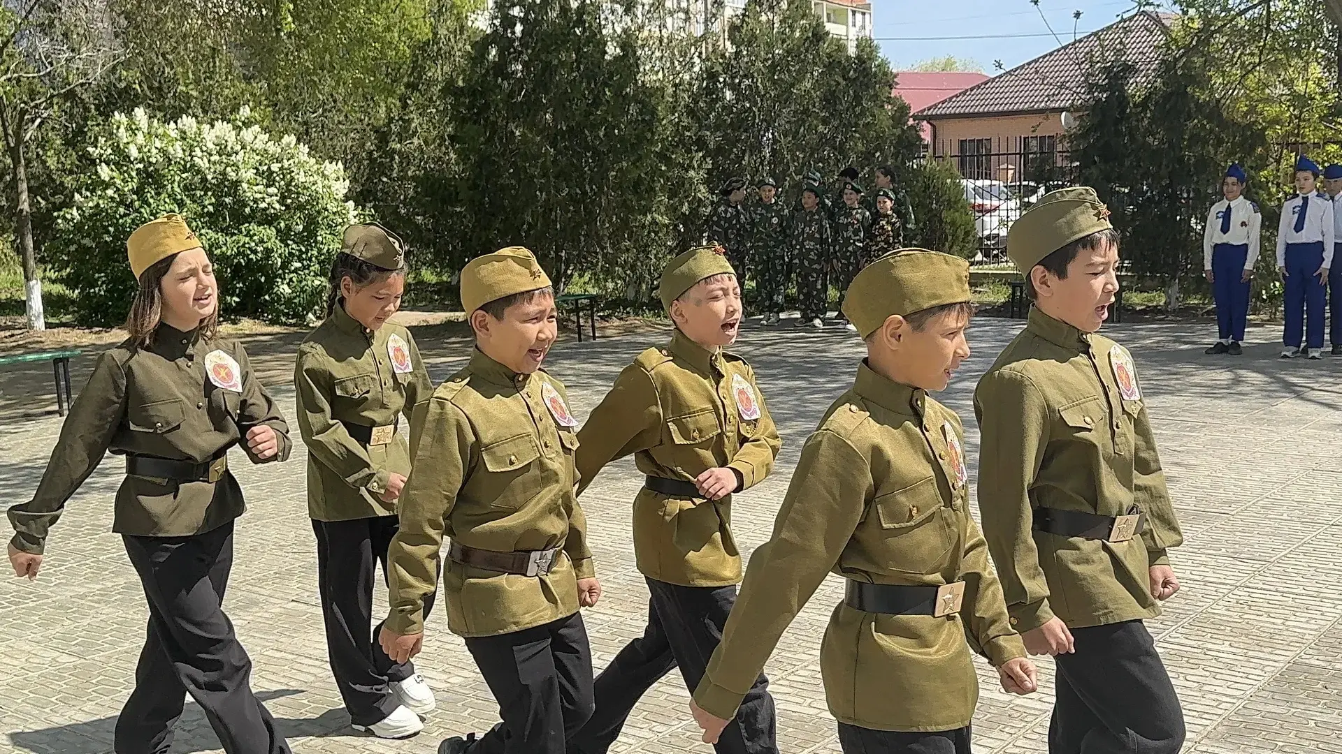 🇷🇺 Смотр строя и песни + спортивные состязания среди 5-х классов! 🇷🇺  Сегодня в нашей школе прошло м