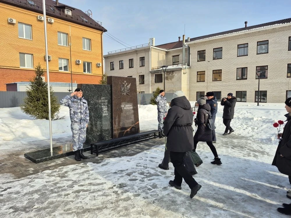 Дань уважения: коллеги из Республики Хакасия, возложили цветы к памятному знаку сотрудников органов 
