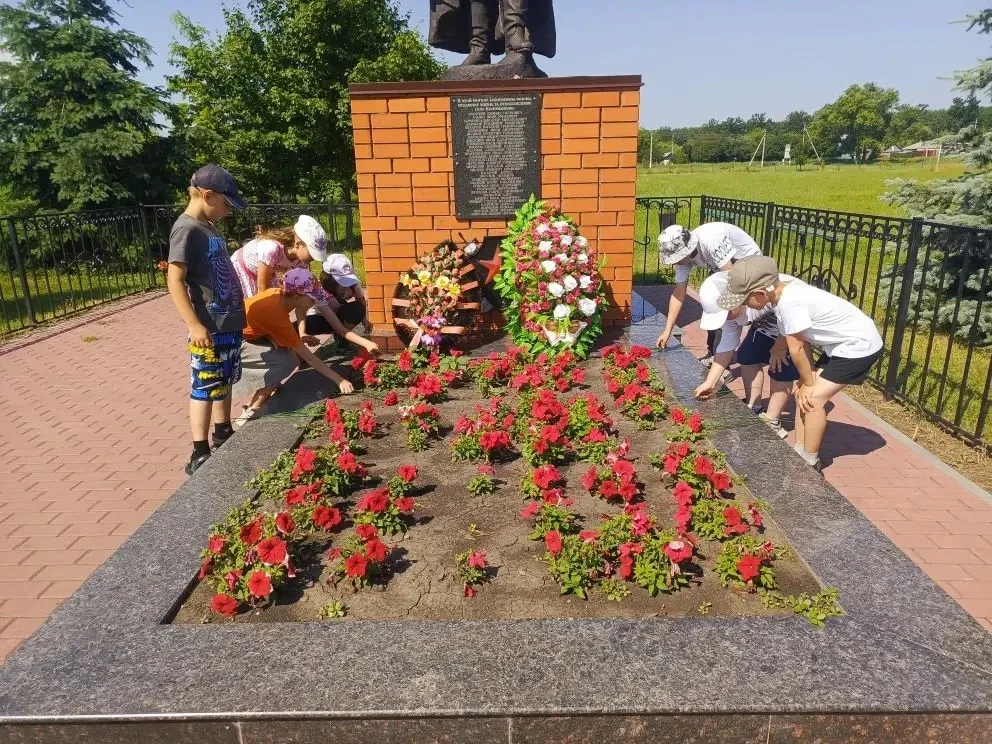 📅 22 июня — День памяти и скорби 🇷🇺

Ровно 85 лет назад, в 4 часа утра, мирная жизнь нашей страны