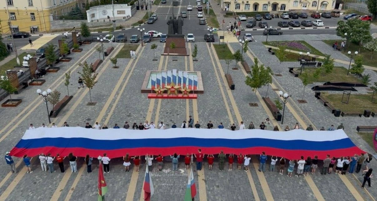 Огромный флаг России растянули сегодня в Старом Осколе 🇷🇺

С праздником!

Прислать новость | Обсуд