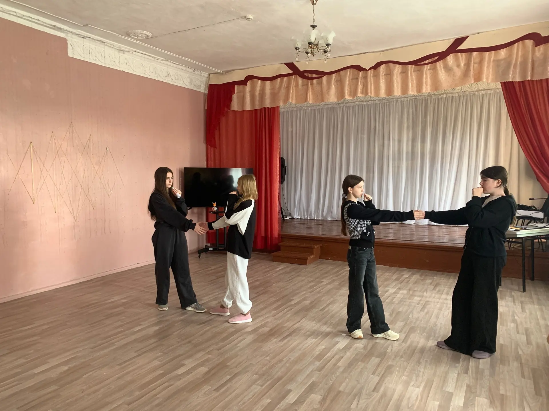 В нашем вокальном кружке  для старшей вокальной группы - это шанс стать настоящими звездами! Ребята 