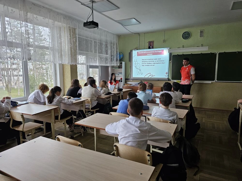 🚀 Научный десант в 5 «Д»: Урок экологии от КубГМУ!  Волонтеры-медики вышли из стен университета, что