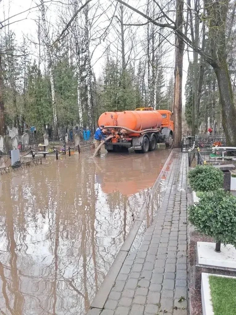 Кладбища Липецка подтопило после дождей  После обильных осадков в городе затопило несколько участков