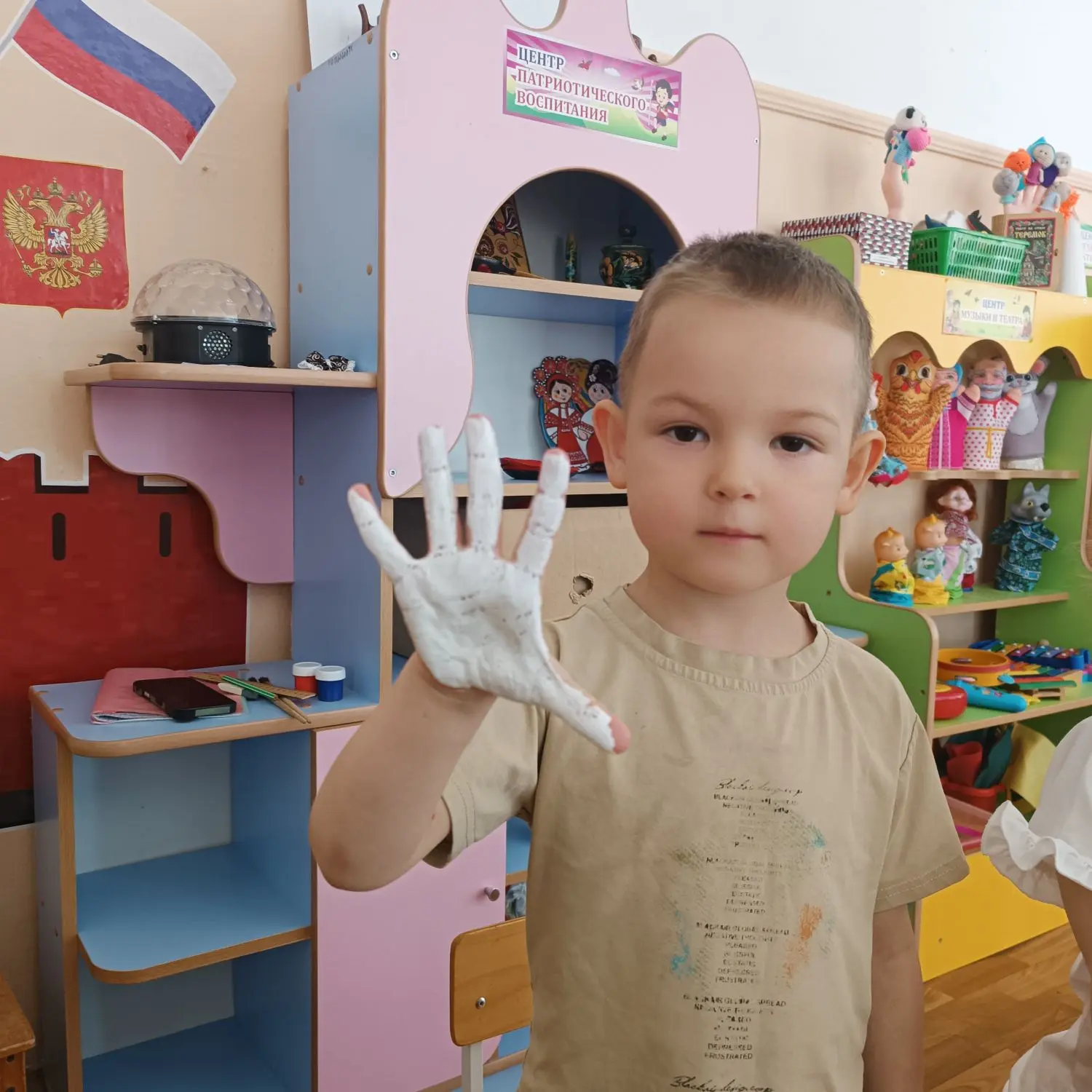Белый цвет берёзы,
Сининий- неба цвет.
Красная полоска-
Солнечный рассвет.
  Дети средней группы при