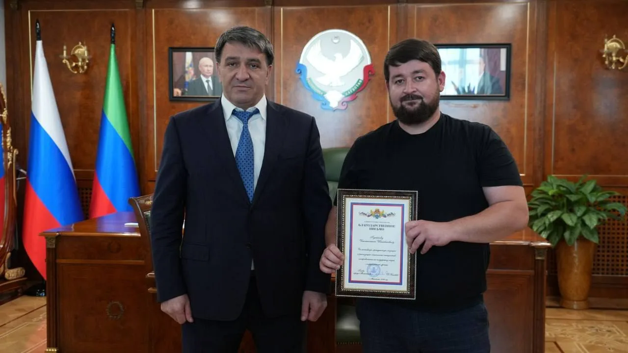 Ассаламу алейкум, добрый день, уважаемые махачкалинцы!

Вручил благодарственное письмо Имамшамилю Гу