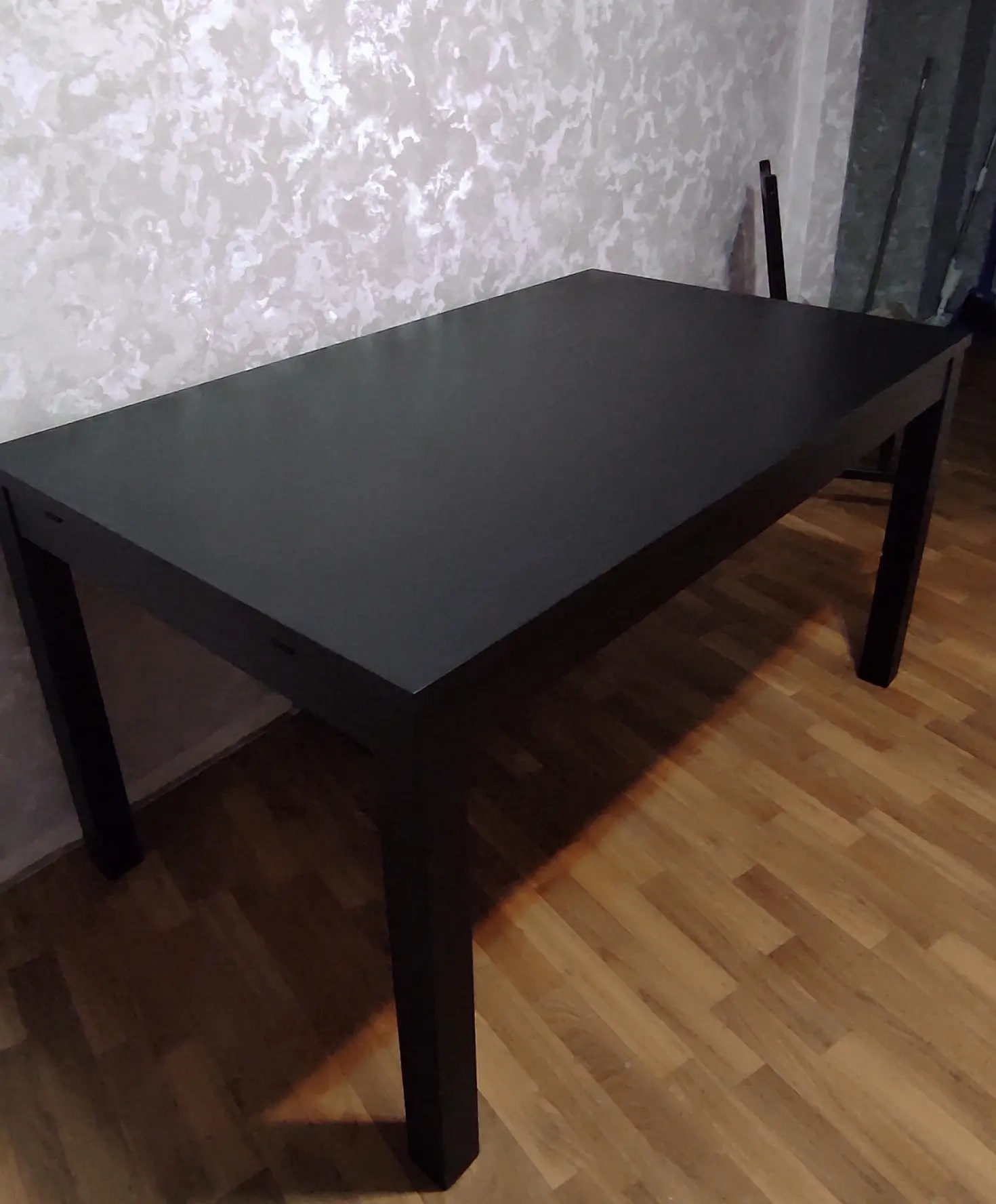 Продам обеденный стол Икея. Черный, матовый. Крепкий, устойчивый, деревянный каркас и н...