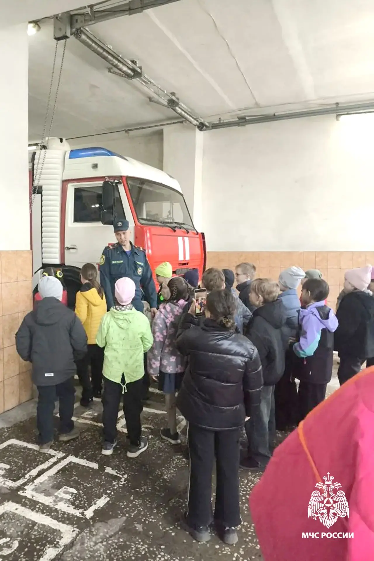 Огонь — не игрушка! 🚒 Второклассники из 47-й школы побывали в гостях у пожарных   ❓Что делать, если 
