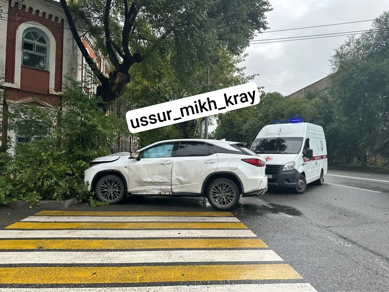 В Уссурийске на повороте с Некрасова на Сибирцева произошло ДТП с участием Lexus