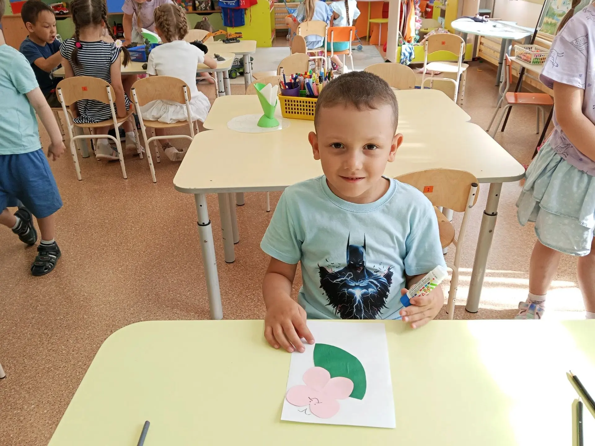 В группе Фантазёры прошел "День бабочек". 🦋🦋🦋
Я похожа на цветок
И на бантик тоже. 
Очень я люблю