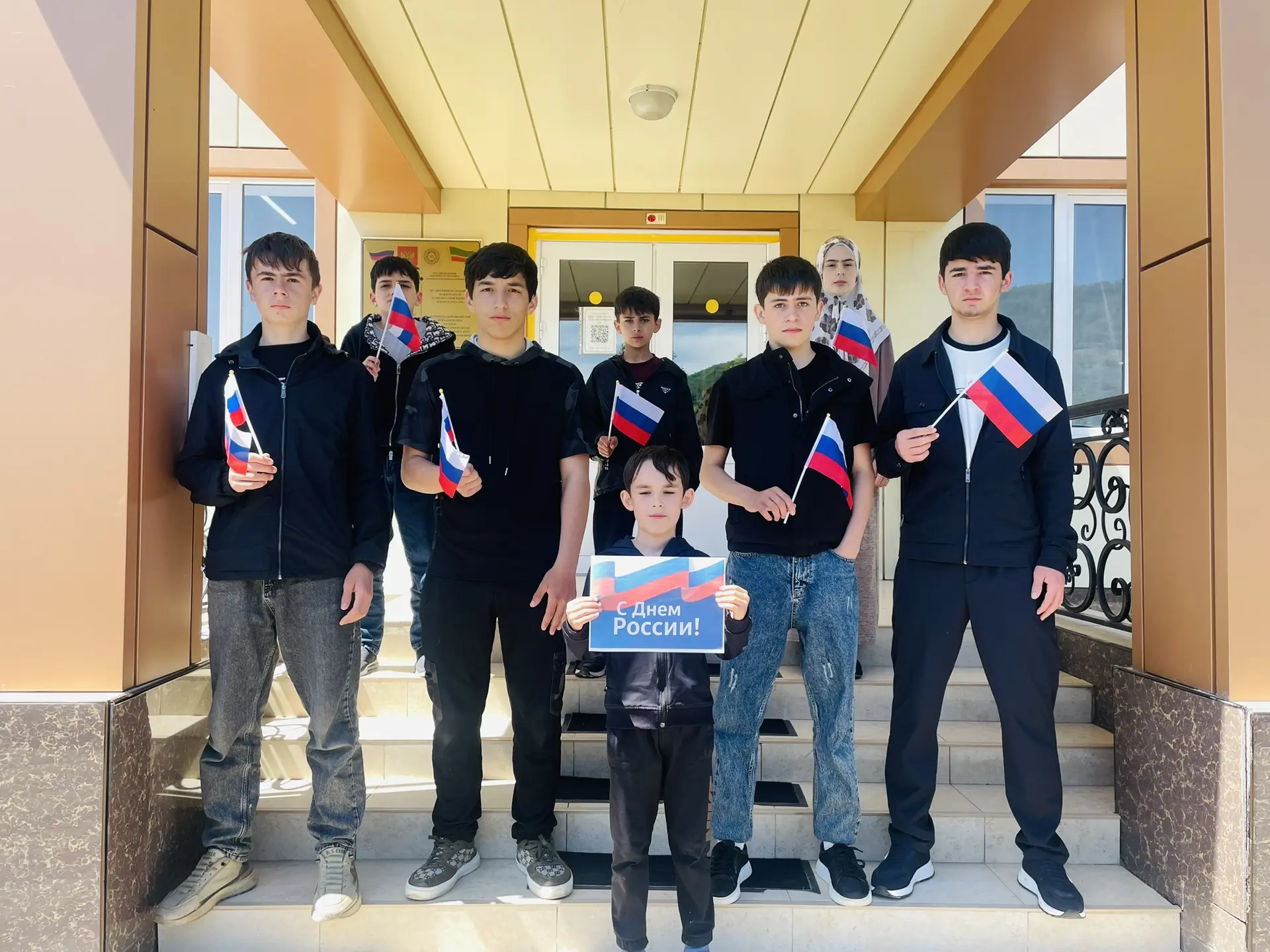 🇷🇺 Мы — Россия! В нашей школе прошёл патриотический флешмобСегодня, 8 июня, наша школа ярко и дина