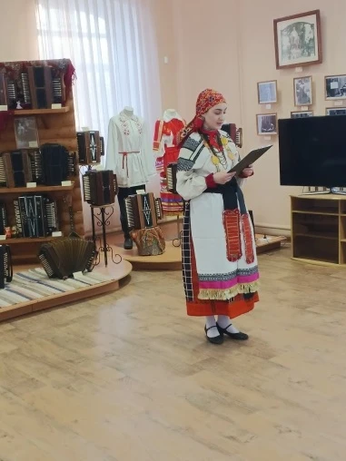 Уважаемые ельчане! 
19 июня Музей народных ремесел и промыслов принимает посетителей с 14.00. 
 
В 1