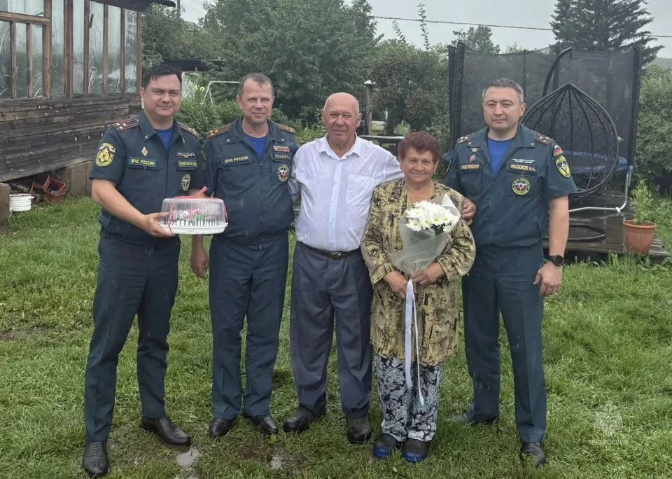 Сотрудники МЧС России поздравили ветерана и его супругу с общим днём рождения

🎂В преддверии осенни