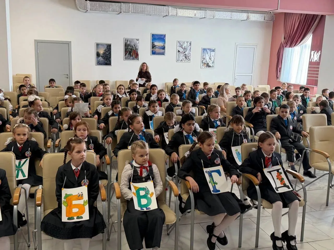 Сегодня у первоклассников был  необычный день! Они закончили первую школьную книгу - "Азбуку". За эт