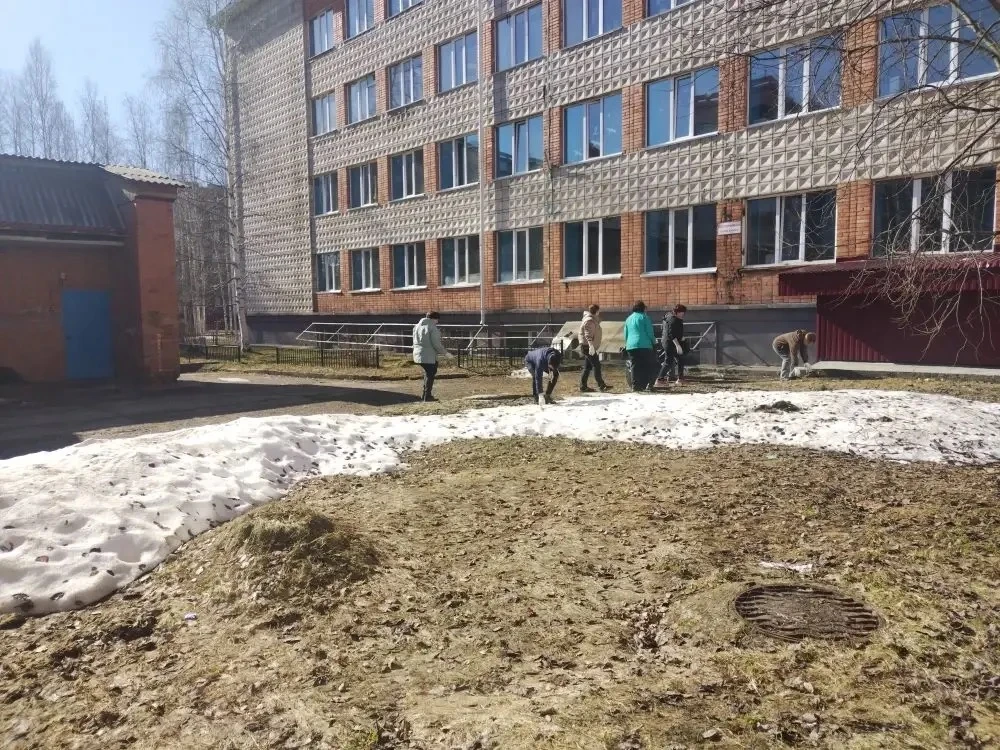 #Про_субботник  Технический персонал 5 школы сегодня вышел на субботник 🫶🏻 Полностью убрали территор
