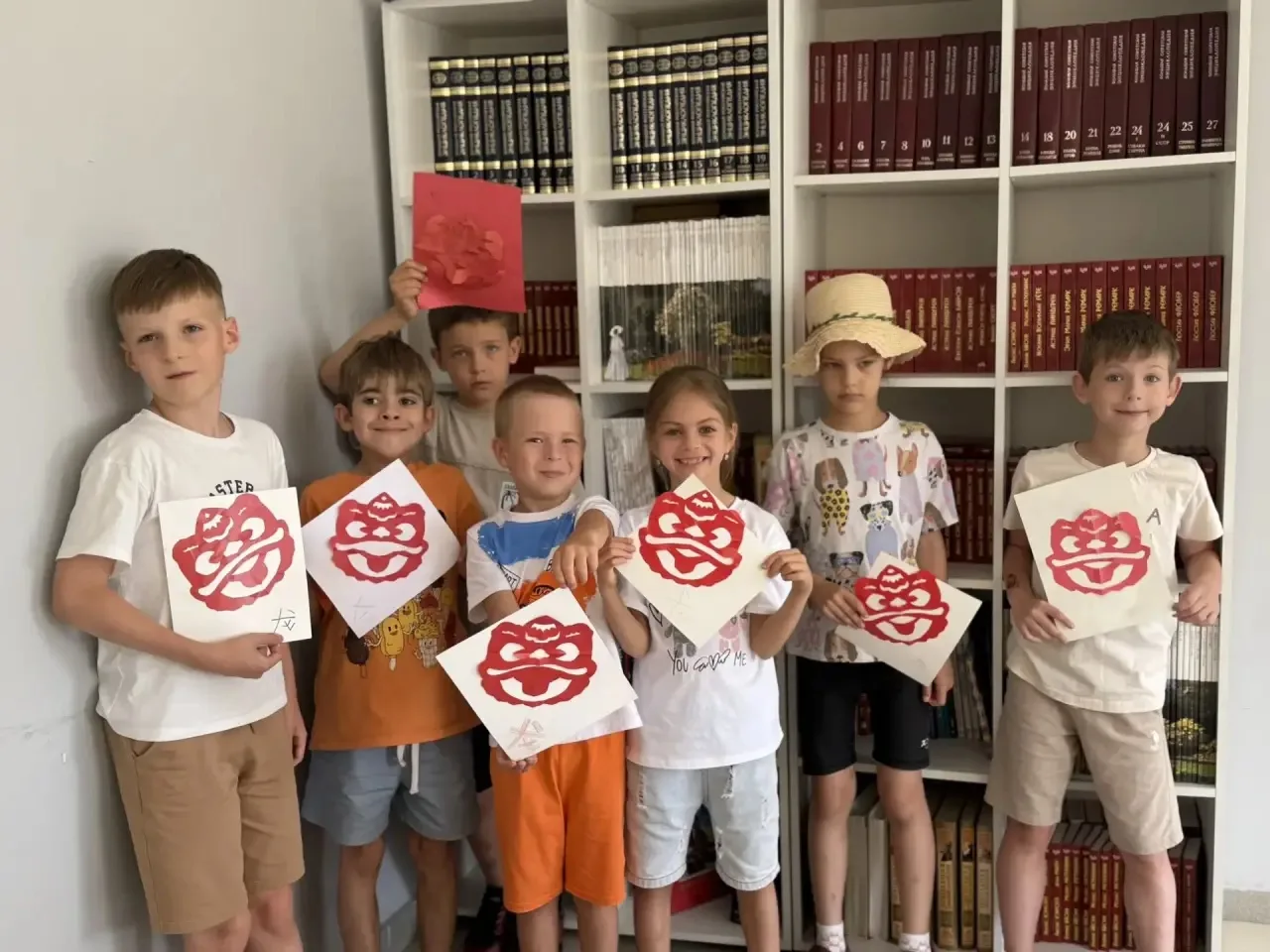Новости из англо-китайской смены ☀️

Ребята погрузились в древнее китайское искусство - 剪纸 (цзяньчжи