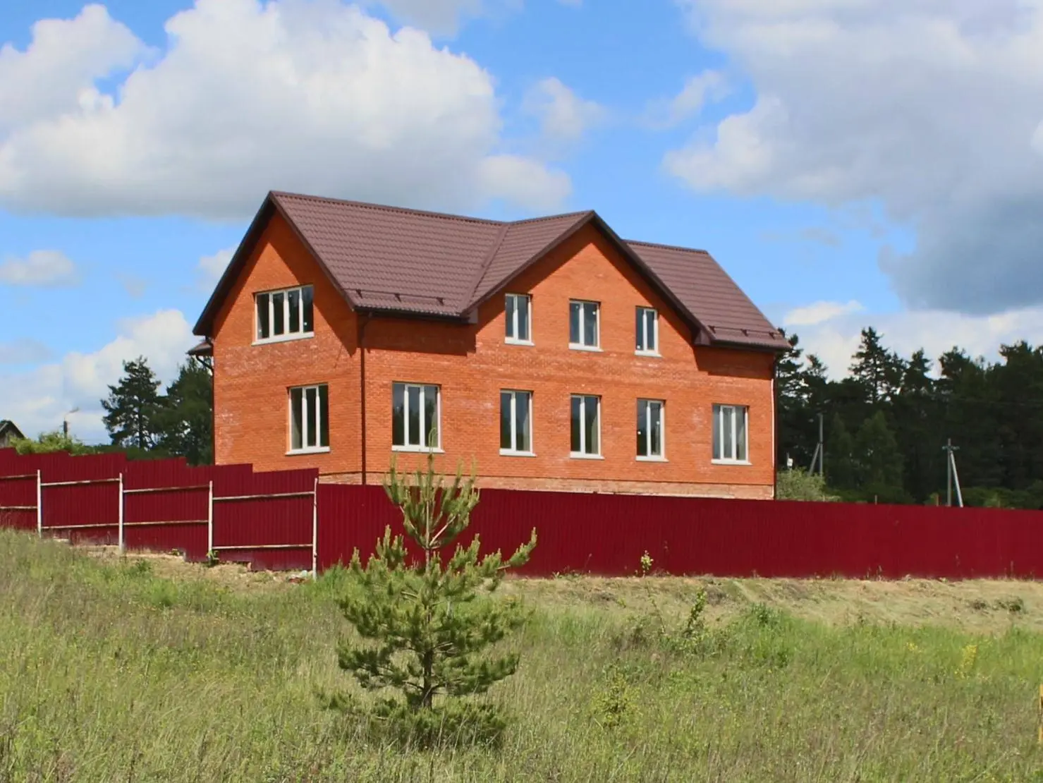 Просторный загородный дом 431 м² у леса — всего 2 км от Малоярославца и 6 км от Обнинска.