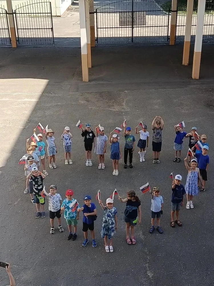☀️10 июня в пришкольном лагере «Солнышко» стал днем синего цвета!

👍🏻Утро началось с торжественной