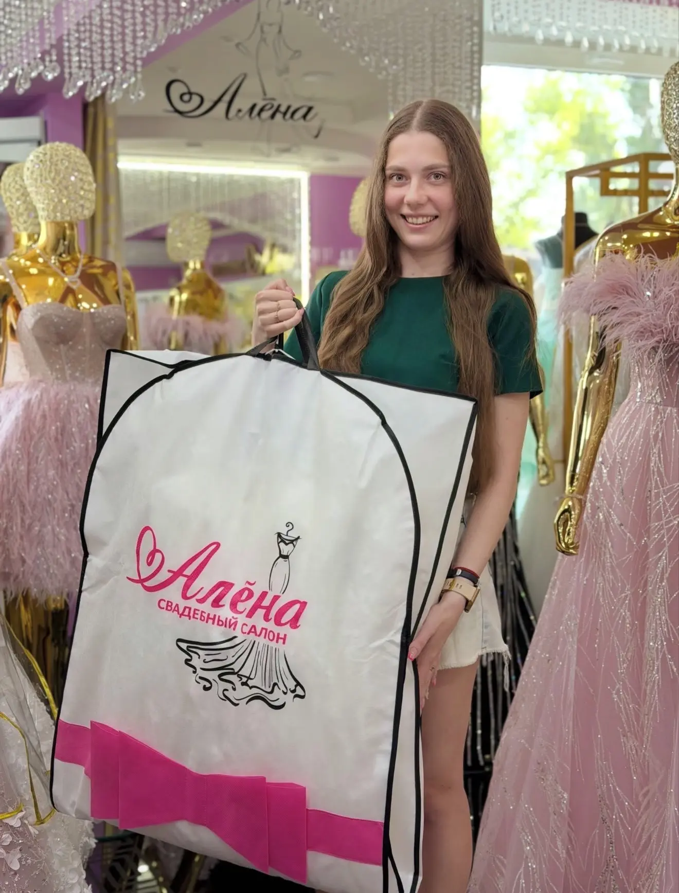 На фото с заветным чехольчиком наша милая невеста Елизавета🤍 которая увезла с собой не...