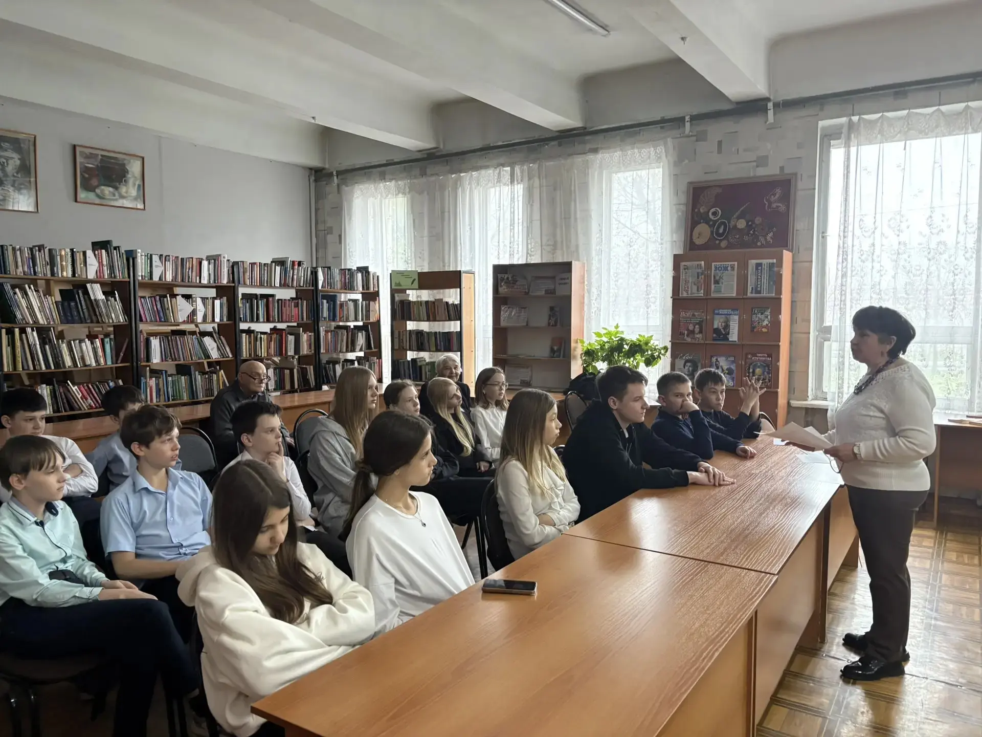 🚀 В преддверии Дня космонавтики Учащиеся 6Б класса МАОУ «Лицей № 15» посетили библиотеку Городского 