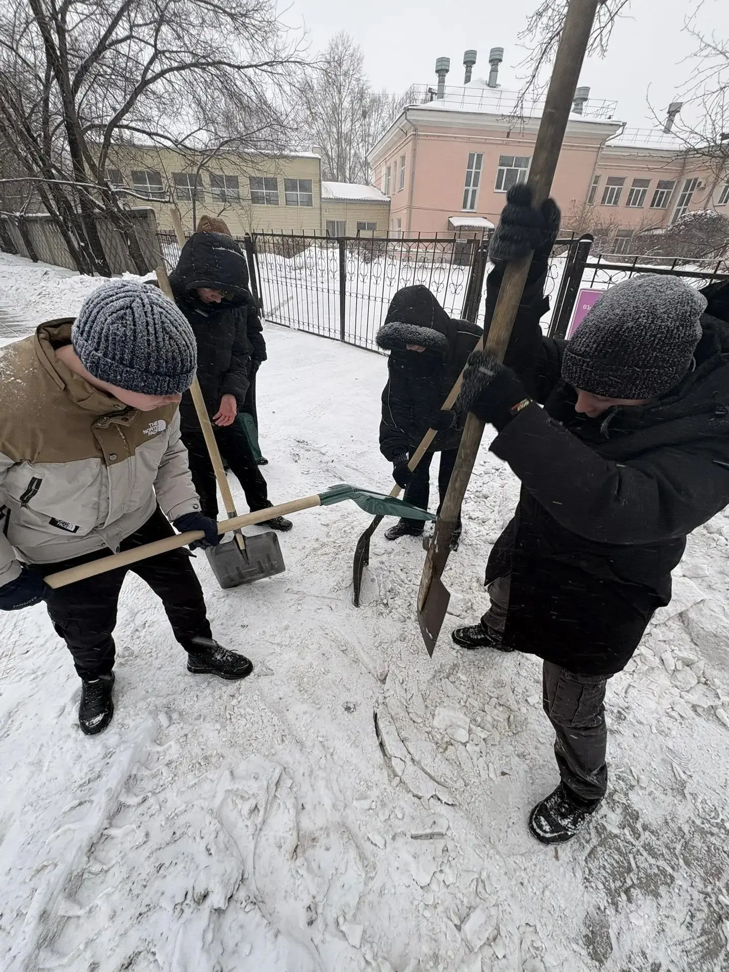 🟣Снег нам не помеха: старшеклассники в деле!  Зима проверяет нас на прочность, но наши старшеклассни