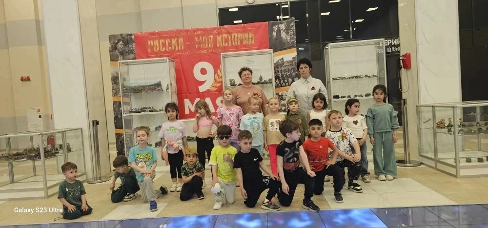 Сегодня в честь Дня Победы воспитанники группы «Паровозик» вместе с родителями  и воспи...