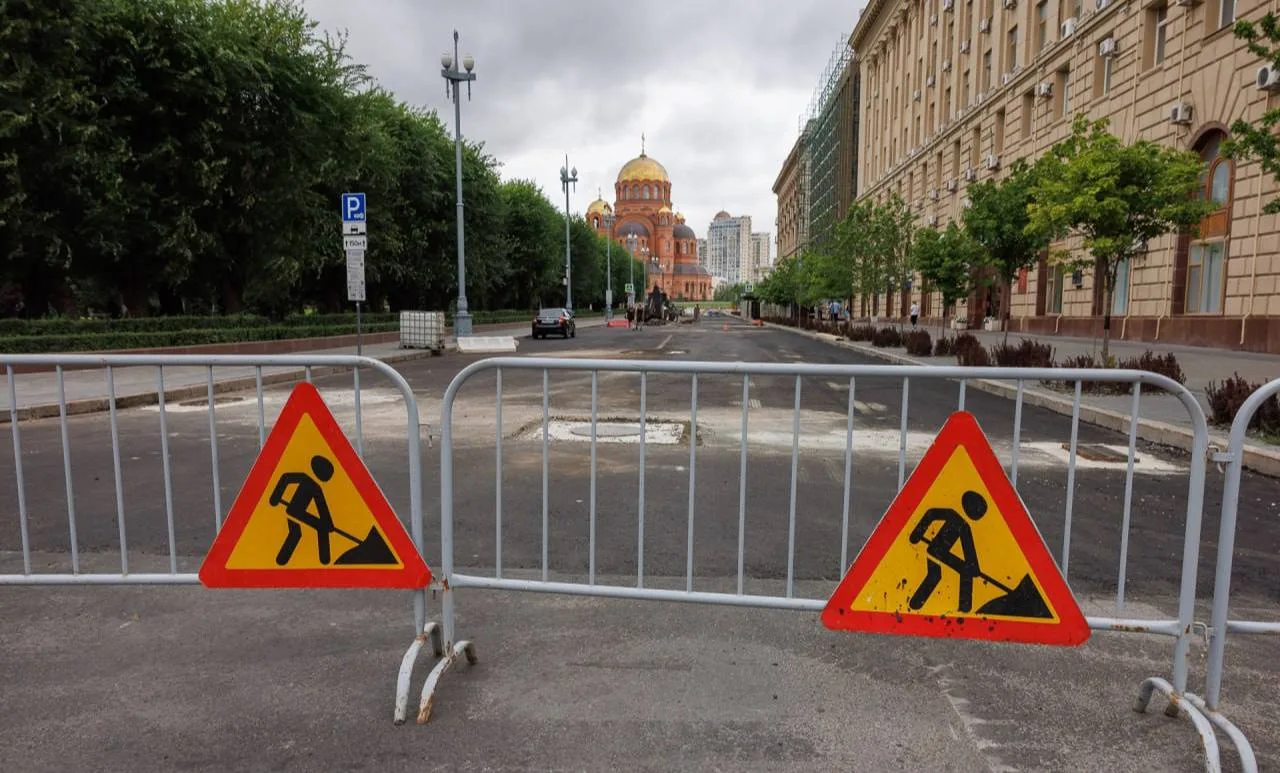 На Аллее Героев перекладывают асфальт после ремонта ливнёвки