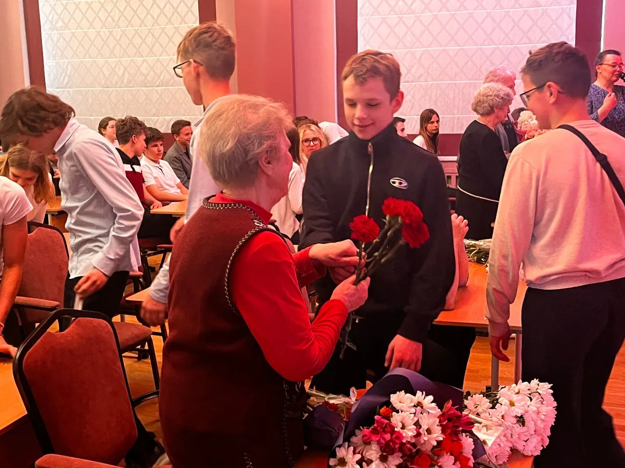 Вчера в актовом зале прошёл незабываемый праздник, посвящённый Дню Победы, который стал живым Уроком