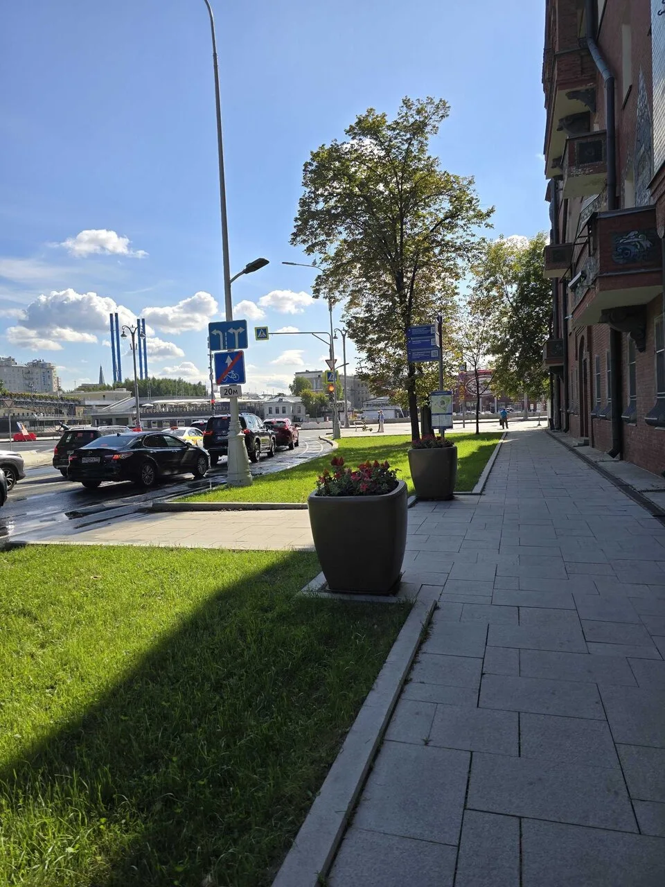 Соймоновский проезд привели в порядок. Возле дома Перцовой и со стороны Храма Христа Сп...
